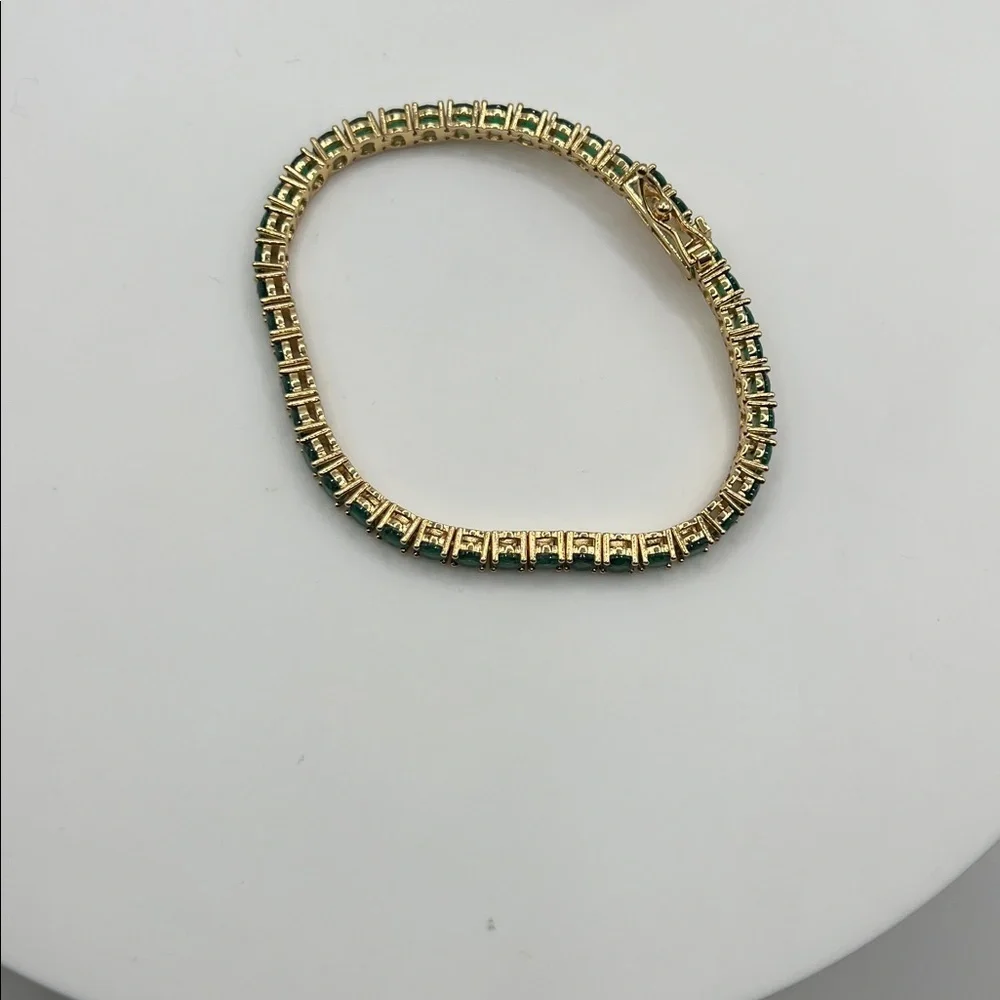274. Elegant Gold and Green Bracelet